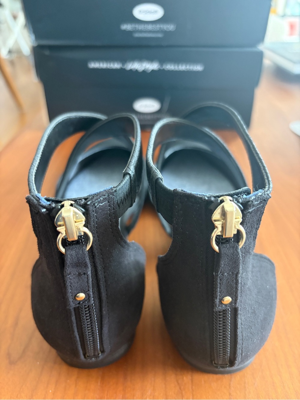 Stylish Black Dr Scholls Flats Sandals with Back-Zip Detail Size 9.5